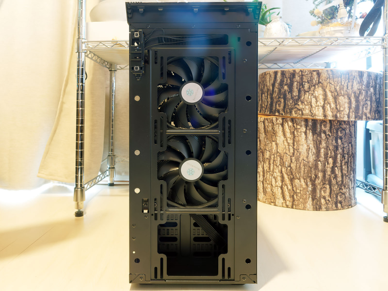 後でHDDを実装する場合、これの冷却用に最下段に吸気ファンを追加することもできる