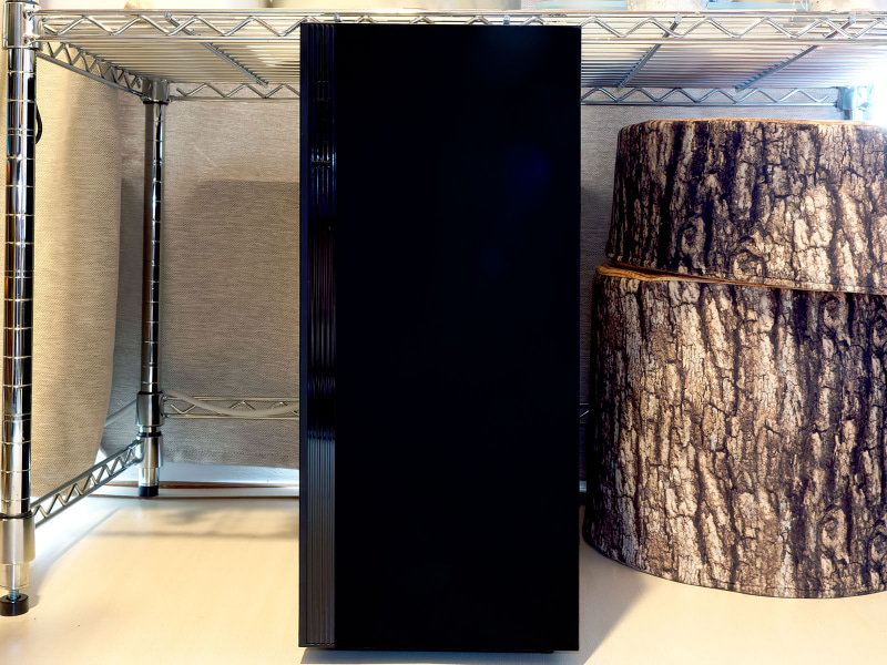 ちょっと見えにくいが、左に入っている縦のスリットの中に電源とLEDが収まっている