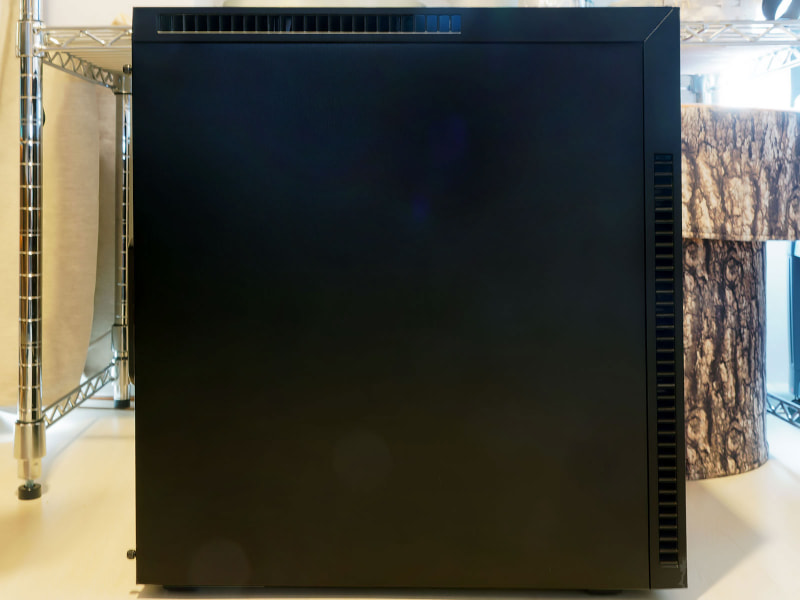 最近はここにアクリルあるいは強化ガラスを入れて、なかが見えるようにしたものが多いが、KL07はその代わりに側面パネル内側に吸音材を張り詰めてあり、稼働中も驚くほど静か