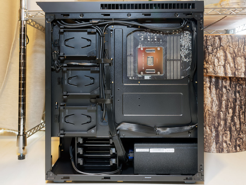 ケース下部に配された電源の脇に2.5/3.5inchドライブベイ×3が、マザーボード取りつけ部の左側に2.5inchのドライブベイ×3がそれぞれ配されている