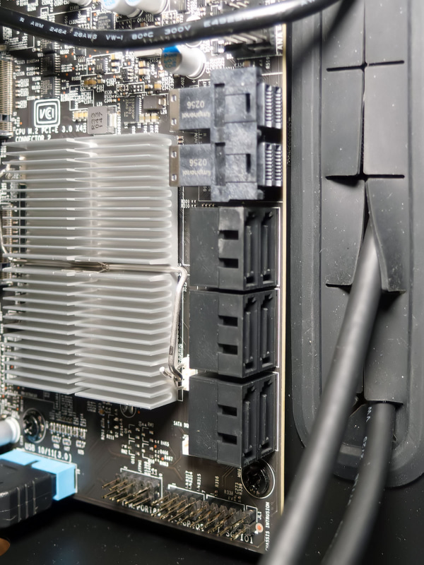 SATAおよびU.2コネクタのすぐ横に、ケーブルを裏に回すための穴が用意されており、取り回しは容易。もちろんケーブル類は付属する