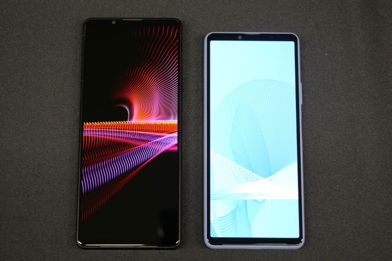 Xperia 1 III(左)とXperia 10 III(右)