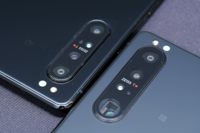 Xperia 1 II(左)の背面カメラと比べると、Xperia 1 IIIは一回り大きくなっている