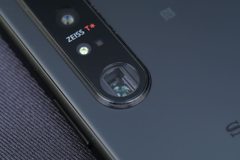 新たに搭載された、屈曲光学系レンズ採用の望遠レンズ。これによってカメラ部がやや大きくなっているものと思われる