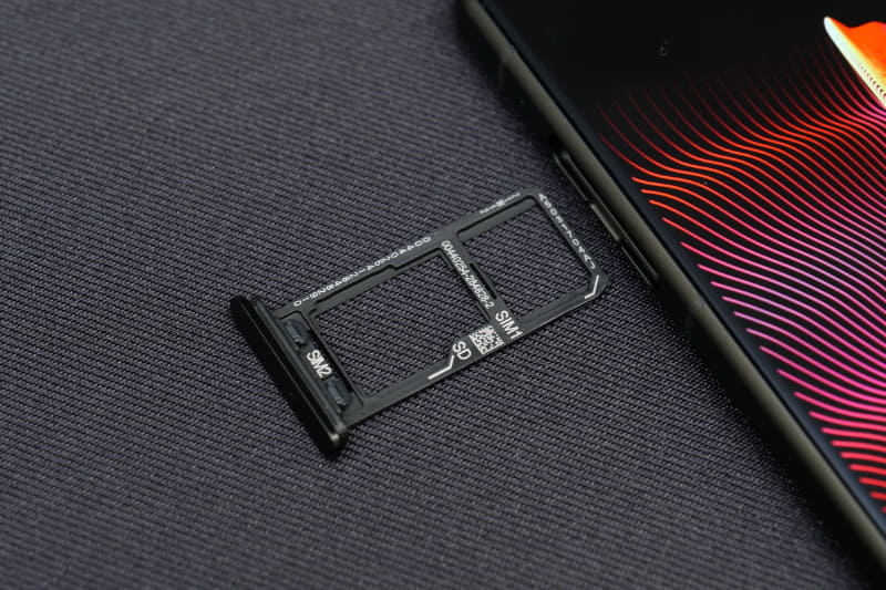 SIMカードトレイは、Nano SIMを2枚装着でき、一方はmicroSDカードとの排他利用となる