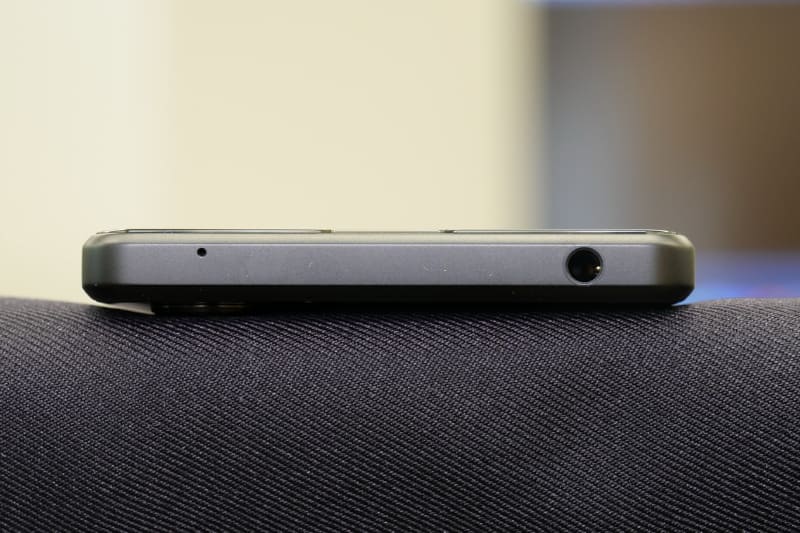 上部側面には3.5mmオーディオジャックを配置