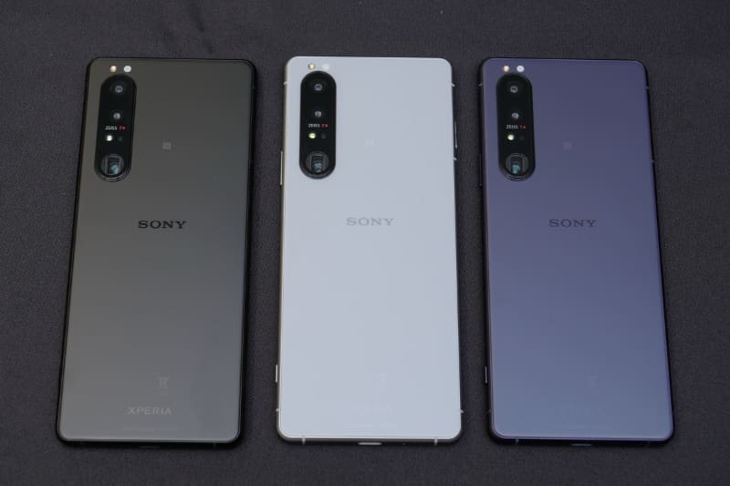 Xperia 1 IIIのカラーバリエーション。左からフロストブラック、フロストグレー、フロストパープル