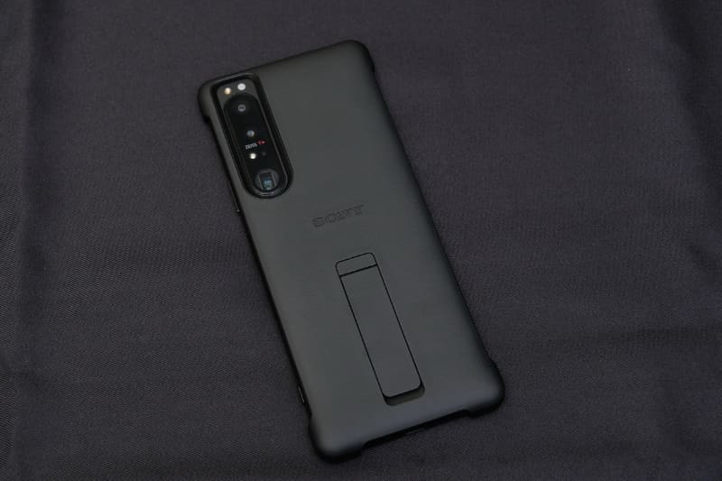 オプションのスタンド機能付きカバーを装着した様子