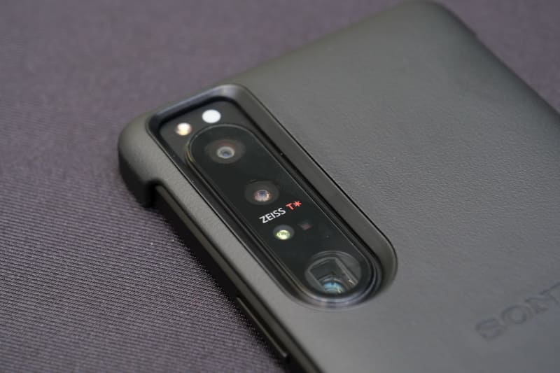 ケースの背面カメラ回りは黒で塗装されている