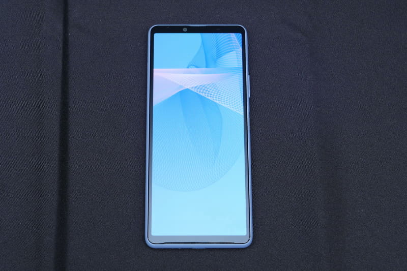 Xperia 10 IIIのディスプレイ部。こちらも対称デザインを採用しており、バランスの取れた美しいデザインと感じる