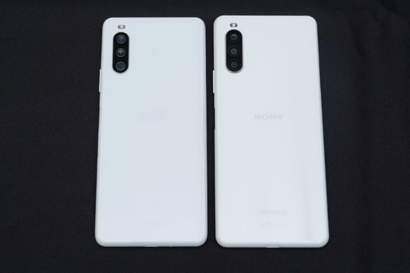 Xperia 10 II(右)と並べると、Xperia 10 III(左)が小型化していることが分かる