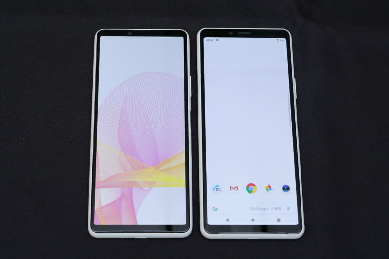 Xperia 10 II(右)とディスプレイ部を比較。Xperia 10 III(左)では上下のベゼル幅がかなり狭められていることが分かる