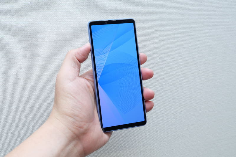 Xperia 10 IIIは、Xperia 1 IIIより持ちやすい印象だ