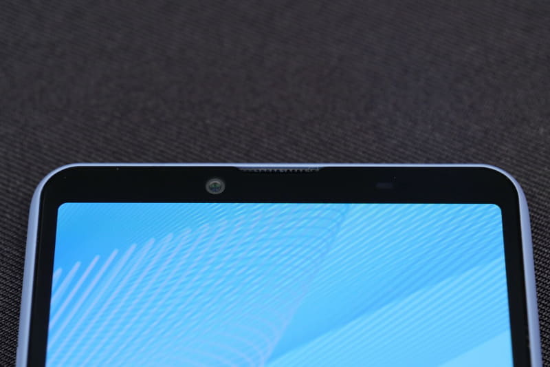 前面カメラはディスプレイ上部のベゼル部に内蔵