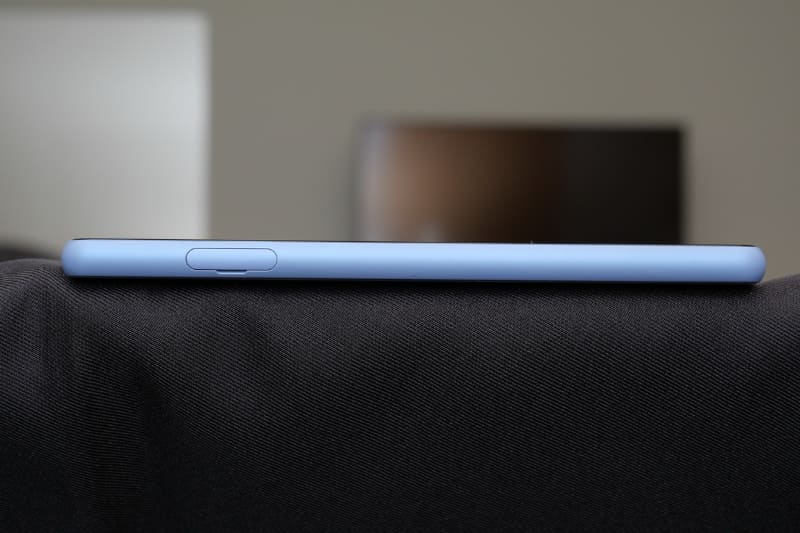 左側面。こちらにはSIMカードトレイを配置