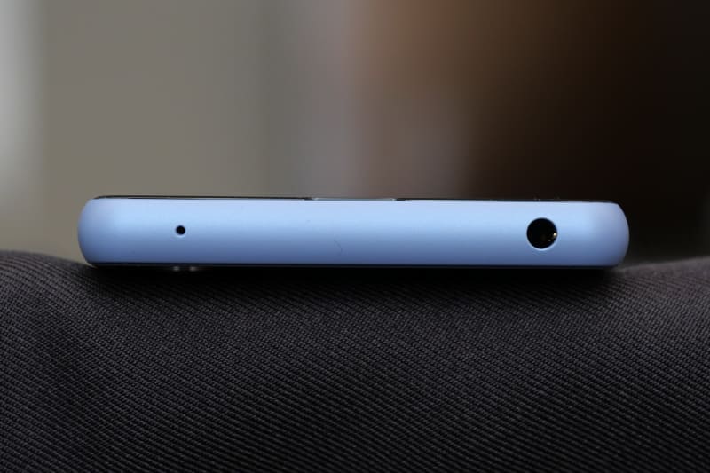 上部側面には3.5mmオーディオジャックを配置