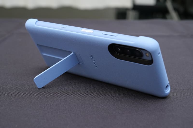 背面スタンドを開けば本体を横置きで自立できる