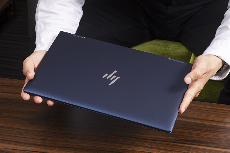 深い紺色のマグネシウム合金ボディは手触り、剛性感ともに満足度が高い