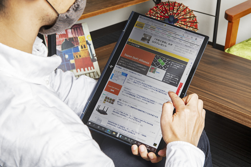 タブレットモードに対応し、ディスプレイを360度開いて使うこともできる