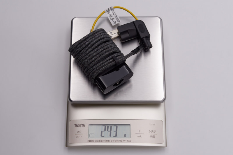 コンセント直付けコネクタとACアダプタの合計重量は243g