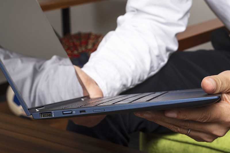 左側面にはUSB Type-Aポートと電源ボタン。一番右端は後述するSIMスロット