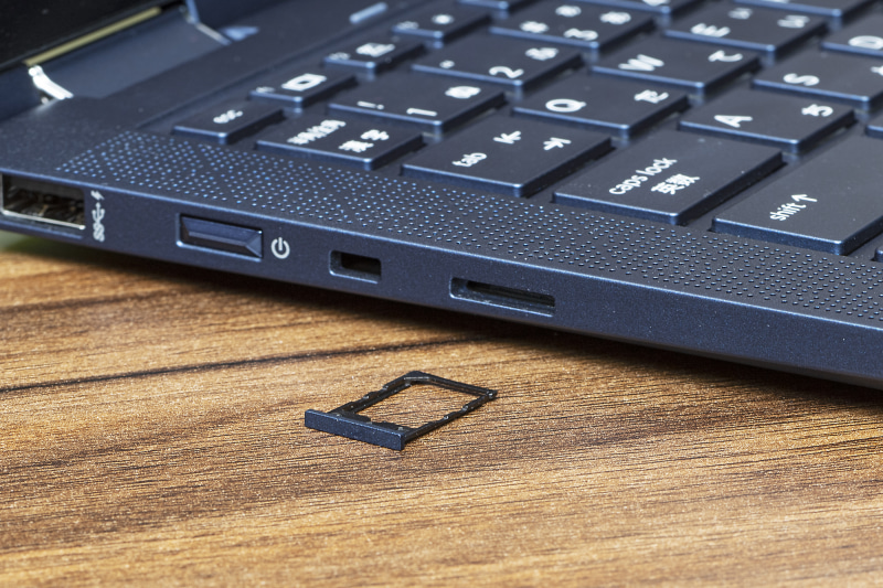 物理SIMスロットを装備。形状はnanoSIMだ