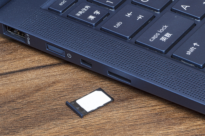 物理SIMスロットを装備。形状はnanoSIMだ