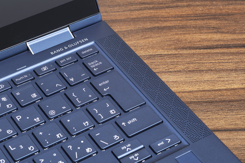 Bang & Olufsenコラボのステレオスピーカは、薄型筐体でもクリアな音を響かせる