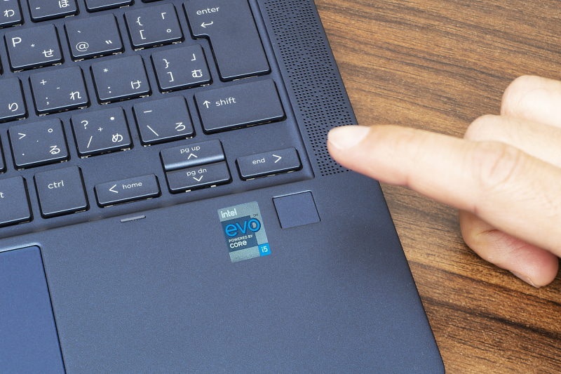 Windows Hello対応の指紋認証機能を搭載