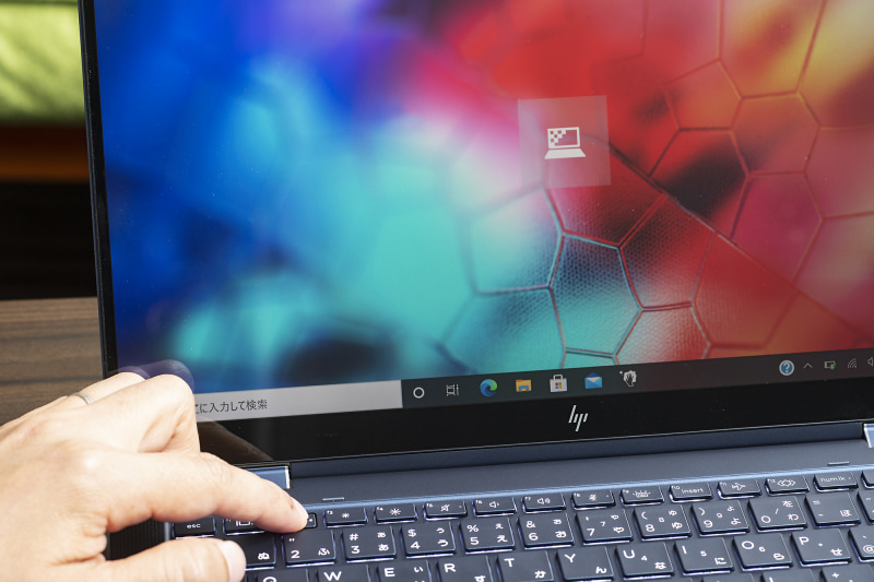 プライバシースクリーン機能のオンオフは「F2」キーの位置にあるマルチメディアキーで。オン時は隣の輝度調節キーで「見にくさ」を調節可能