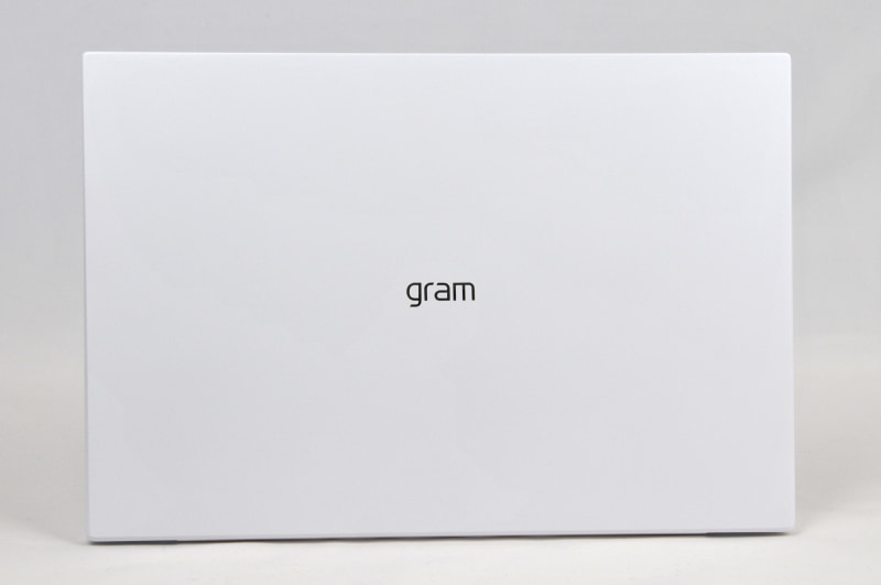 天板は真っ白で、その中央にgramのロゴが入っている