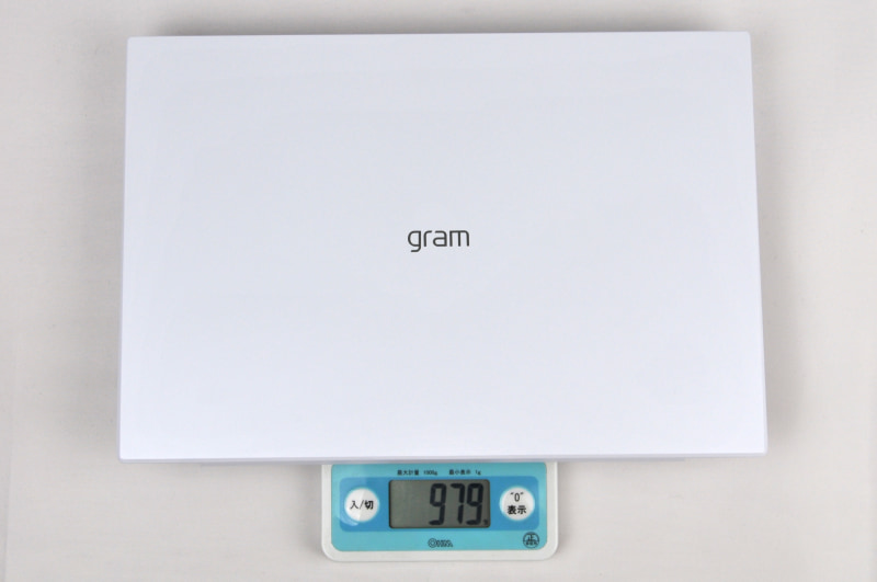 公証では999gだが実機ではさらに軽い979gだった