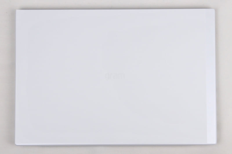 本体はA4のコピー用紙と比べるとこれくらいのサイズ感で、ほぼA4サイズと言える