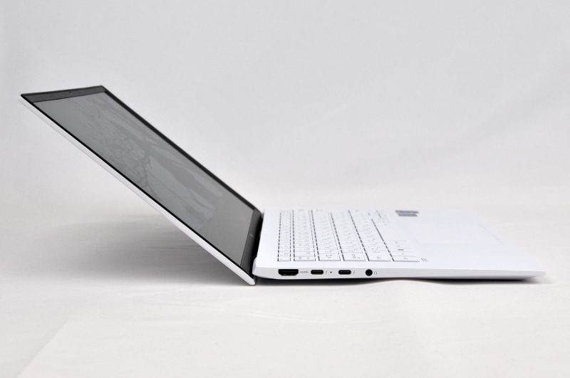 ディスプレイは実測で約140度まで開くことができる