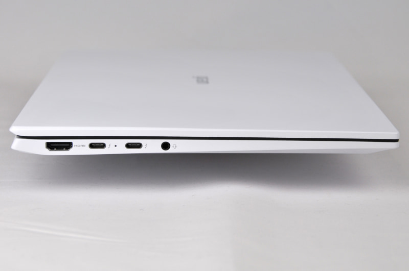 左側面にはHDMI、Thunberbolt 4×2、3.5mmステレオミニジャックを備える