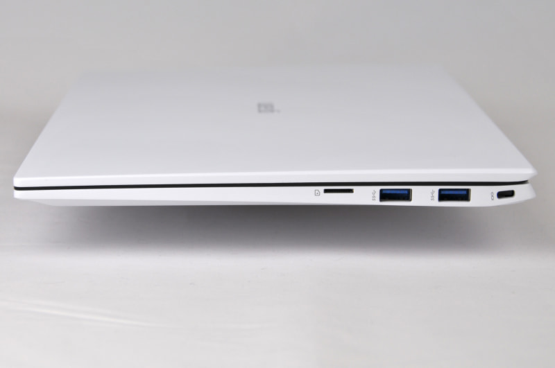 右側面にはmicroSDカードスロット、USB 3.1×2を備える。一番右はセキュリティスロット