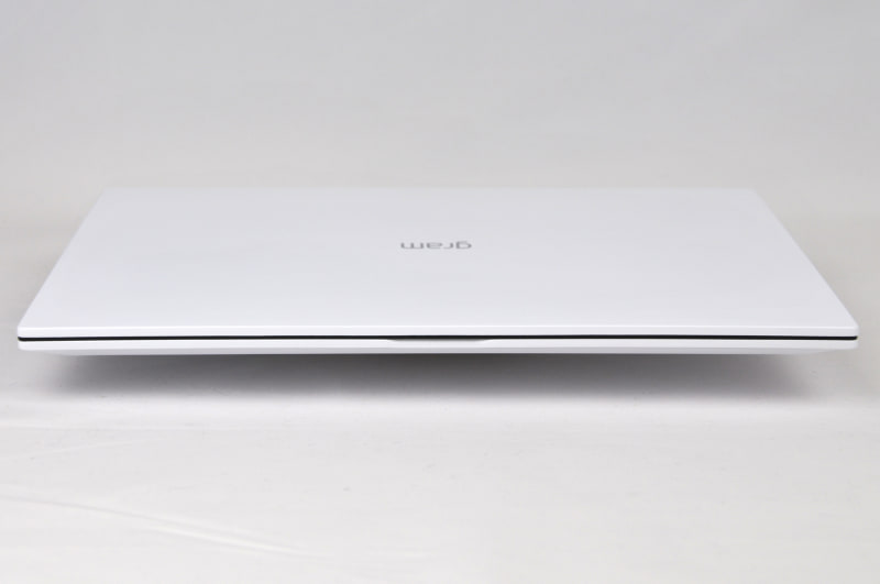 前面の中央にはディスプレイを開けるときに指を掛けるノッチがついている