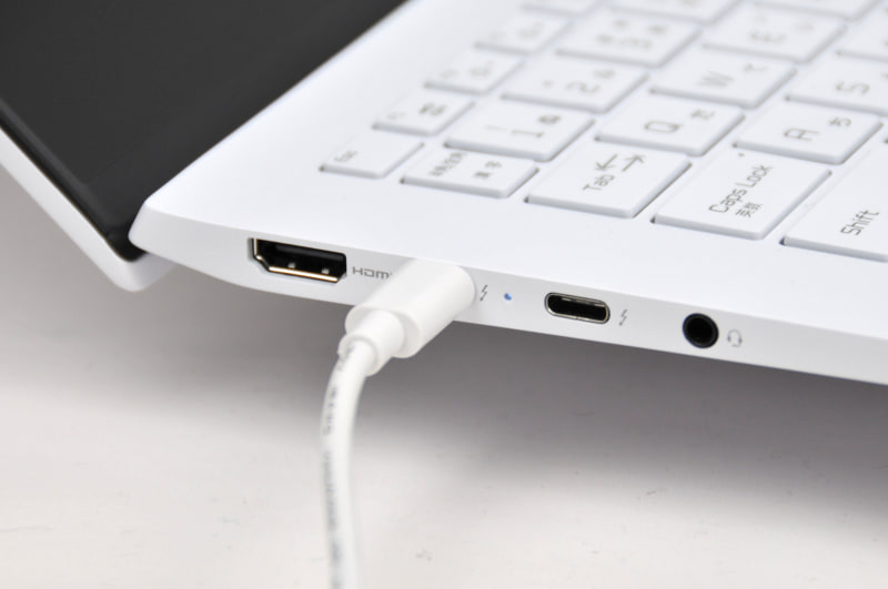 充電ケーブルは2つあるThunberbolt 4(USB Type-C)のどちらにも接続できる