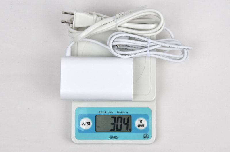 ACアダプタのサイズは実測で約98×61×27mm(幅×奥行き×高さ)、重さはコード込みで約304g