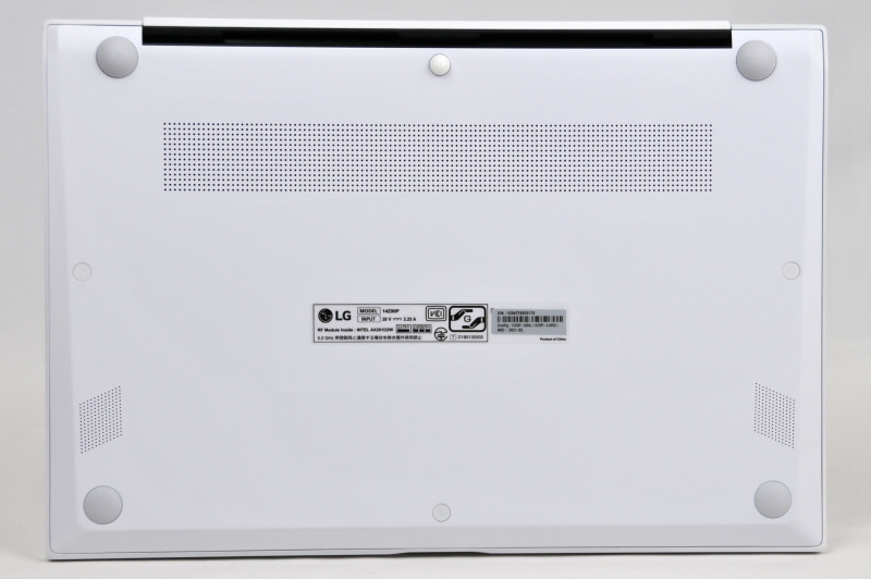 左右にある小さなメッシュが左右のスピーカー穴だ。上にある大き目のメッシュは吸気口