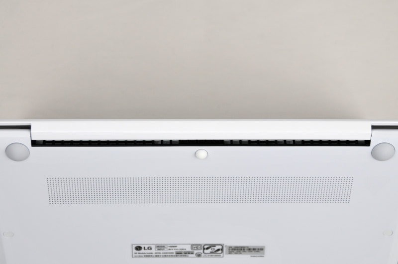 ディスプレイヒンジに隠れている本体の背面側はすべて排気口になっていて効果的に熱を排出する