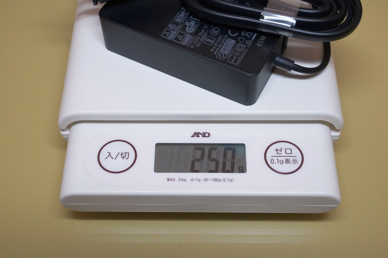 ACアダプタの重量は250g