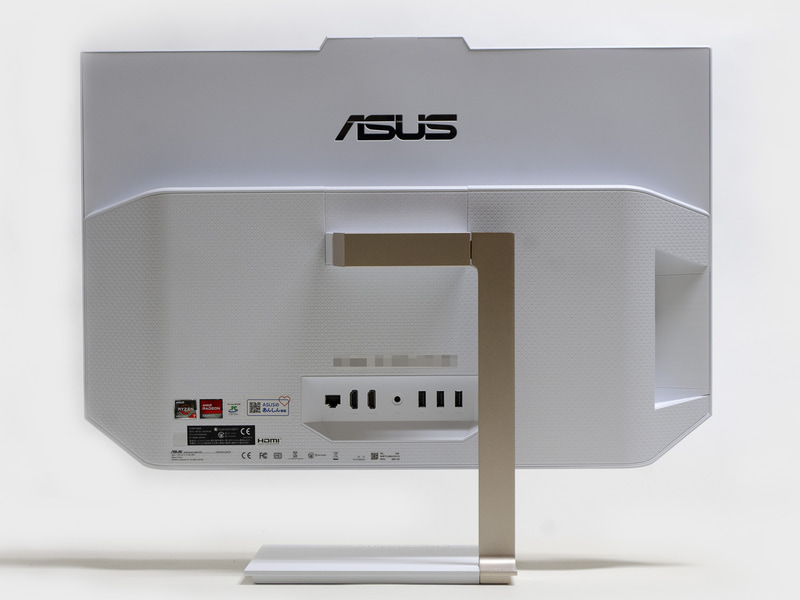 背面。Gigabit Ethernet、HDMI入力/出力、電源入力、USB 2.0×2、USB 3.0。スタンドが各種コネクタを邪魔しないように、中央からズレている