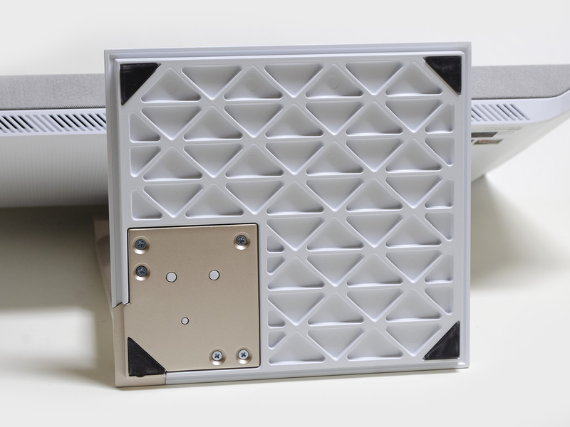 スタンドの足。裏から5本のネジで止める