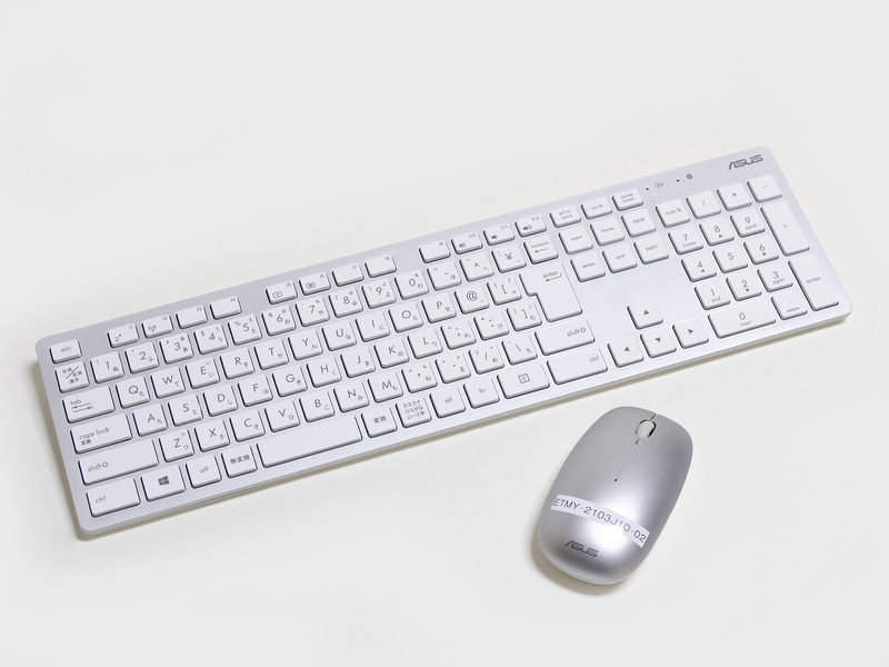付属のキーボード/マウス。どちらもワイヤレス式。キーボードは10キー付き