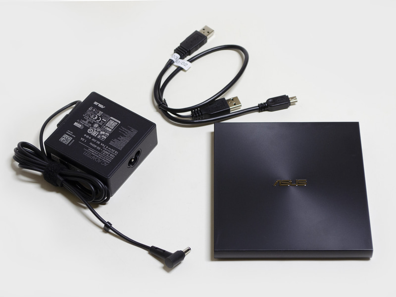 付属のDVDドライブとACアダプタ。ACアダプタはサイズ約75×75×30mm、重量233g、出力19V/4.74A/90W