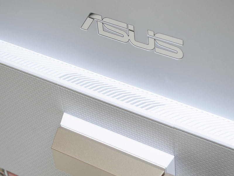 放熱用のスリット。負荷がかかると、このスリットから暖かい熱が結構上がる