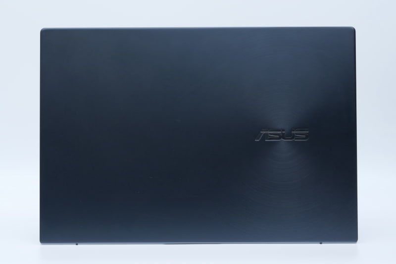 天板部分。フラットかつ直線的で、シンプルなデザイン。ZenBookシリーズおなじみの同心円状ヘアライン処理で高級感もある