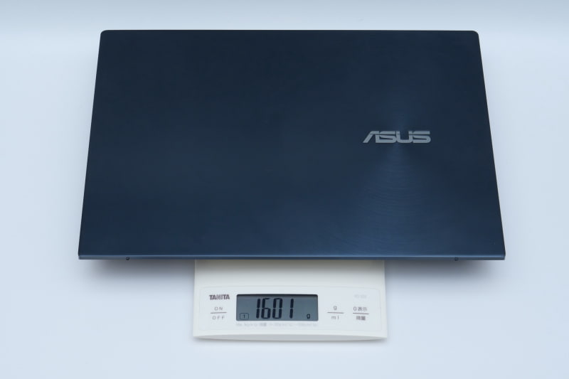 重量は、実測で1,601gと、ほぼ公称どおり。本格モバイルPCほど軽くはないが、十分軽快に持ち歩けそうだ