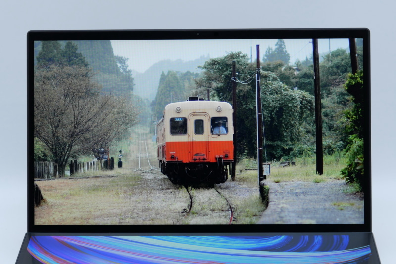 メインディスプレイはsRGBカバー率100%の広色域表示に対応し、PANTONE認証も取得。非光沢パネルながら、発色は非常に鮮やかだ